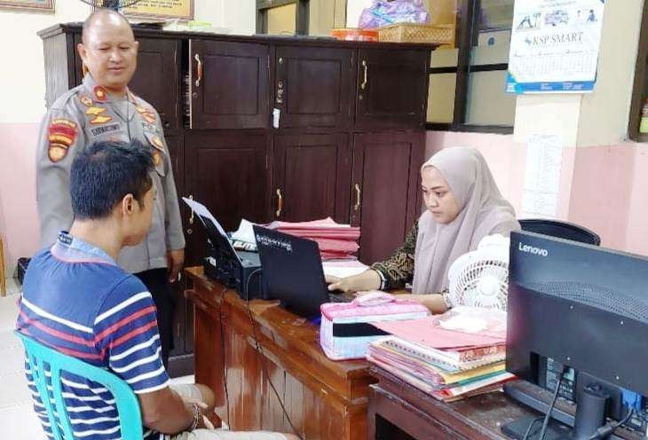 Salah satu pelaku begal sedang menjalani pemeriksaan di Poslek Rogojampi. (Foto: Istimewa)