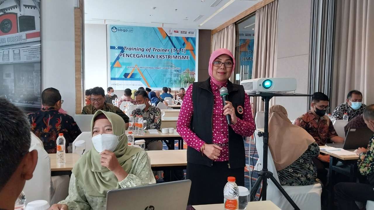 Ketua FKPT Jawa Timur Hesti Armiwulan menyampaikan materi "Pencegahan ekstremisme" pada Training of Trainers (TOT) Pencegahan Ekstremisme yang diadakan Balai Besar Guru Penggerak (BBGP) Jawa Timur, di Hotel Harris Gubeng Surabaya, Minggu 11 Desember 2022. (Foto: adi/ngopibareng.id)