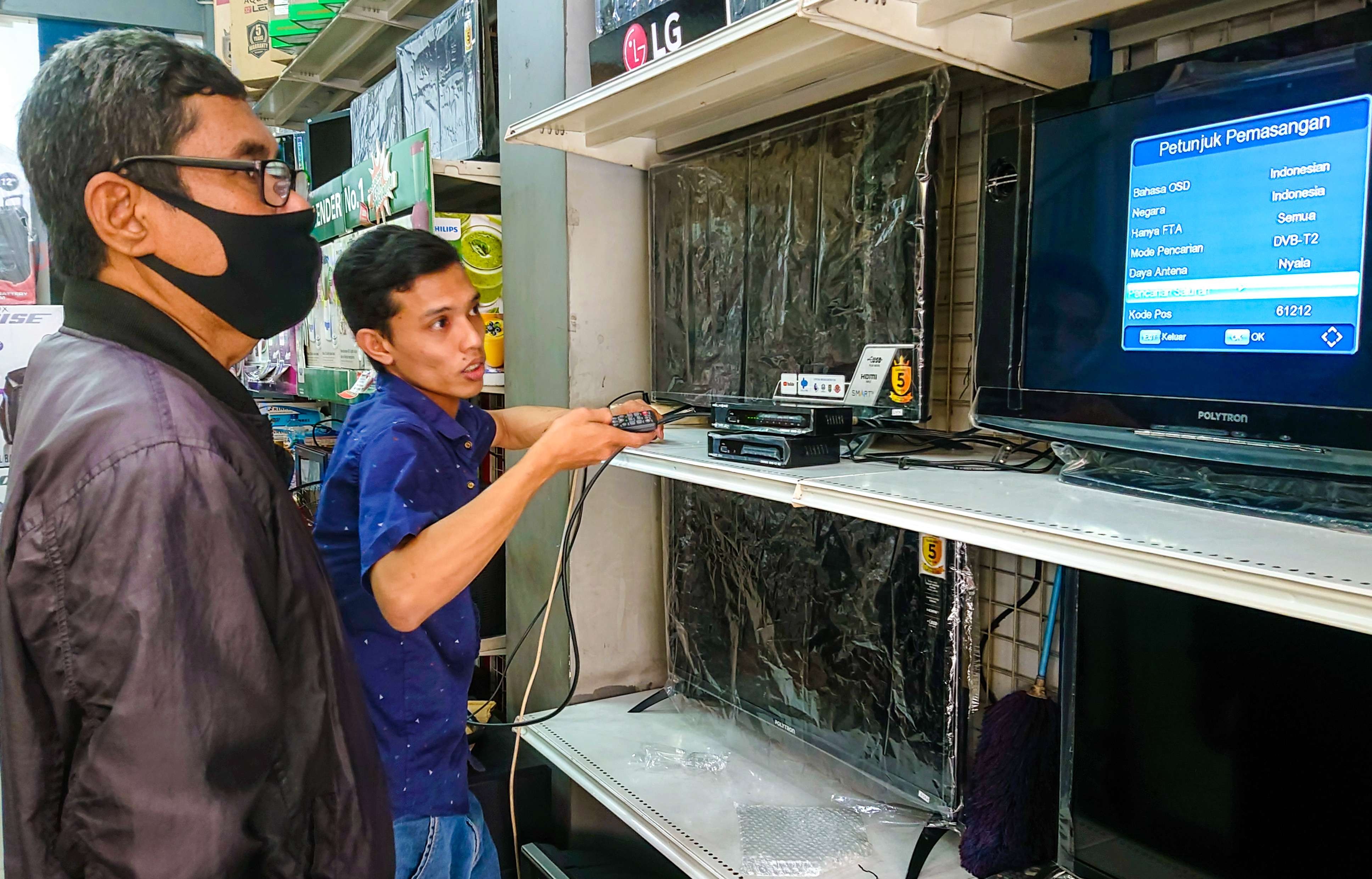 Didik saat mengedukasi pembeli cara menggunakan STB (Foto: Aini/Ngopibareng.id)