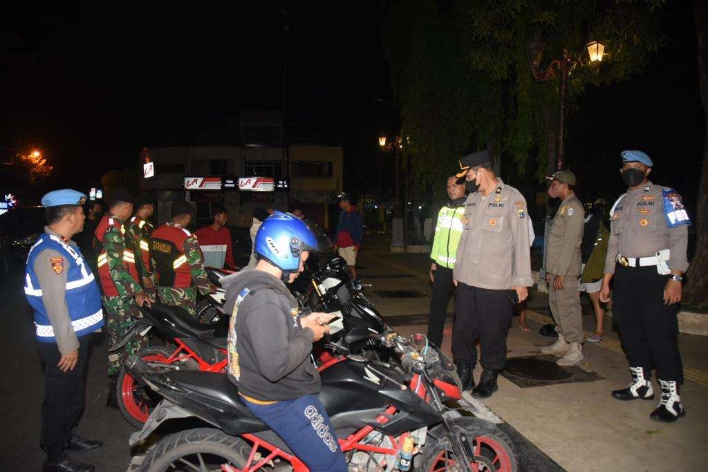 Polres Lamongan menggelar patroli skala besar jelang natal dan tahun baru. (Foto: Dokumen Humas Polres Lamongan)