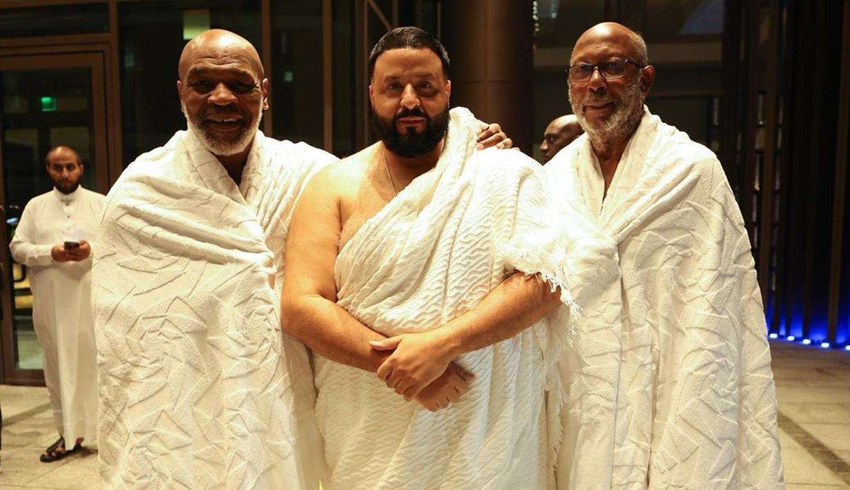 Mike Tyson bersama ayah dan DJ Khaled menjalankan ibadah umrah di Mekah. (Foto: Instagram DJ Khaled)