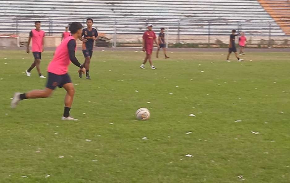 Persela Lamongan berlatih di lapangan rumput stadion Surajaya yang masih bertebaran sampah (Foto: Imron Rosidi/Ngopibareng.id)