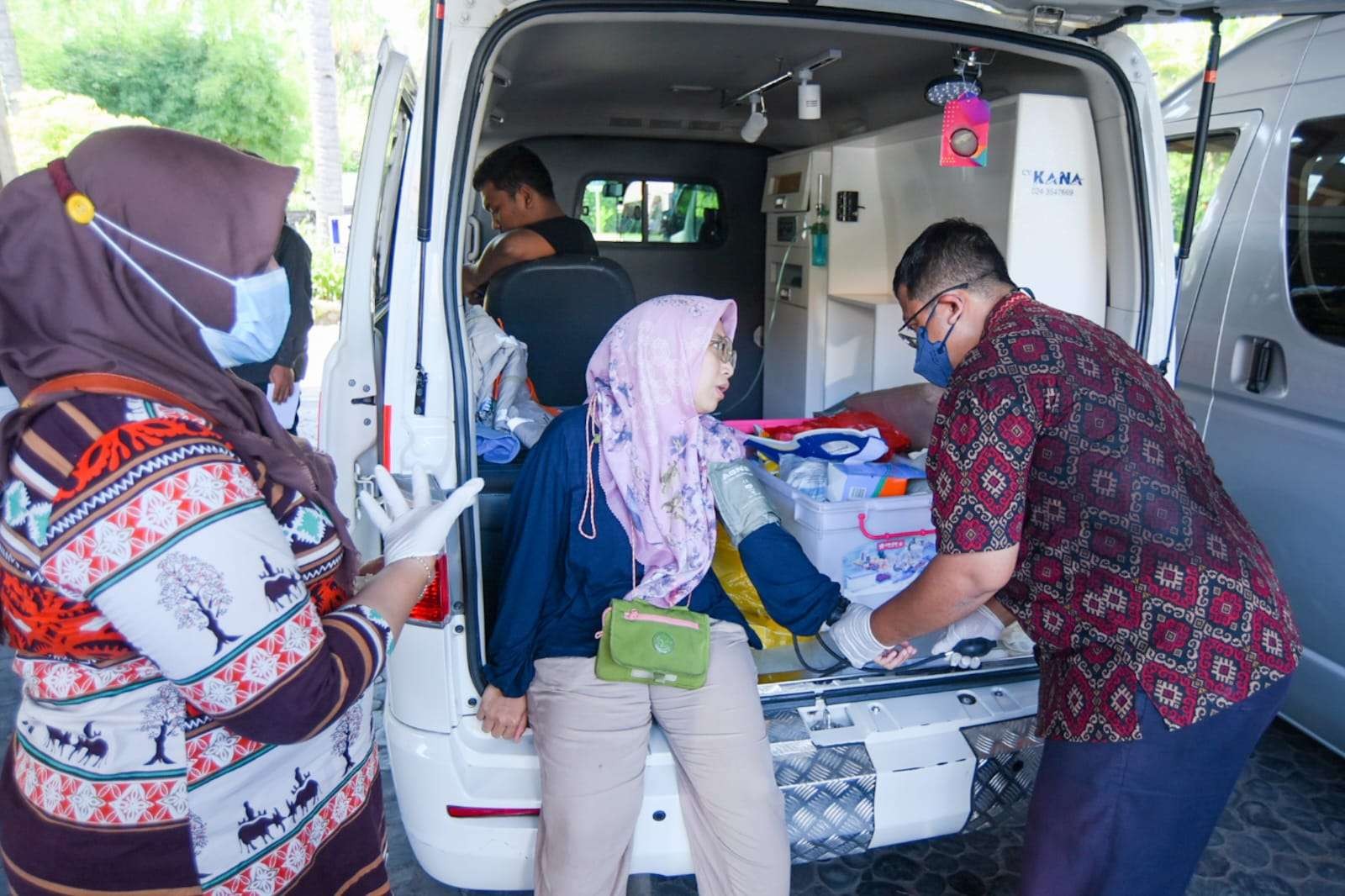 Salah satu tamu hotel yang diduga keracunan sedang mendapatkan pertolongan pertama petugas kesehatan. (Foto: Istimewa)