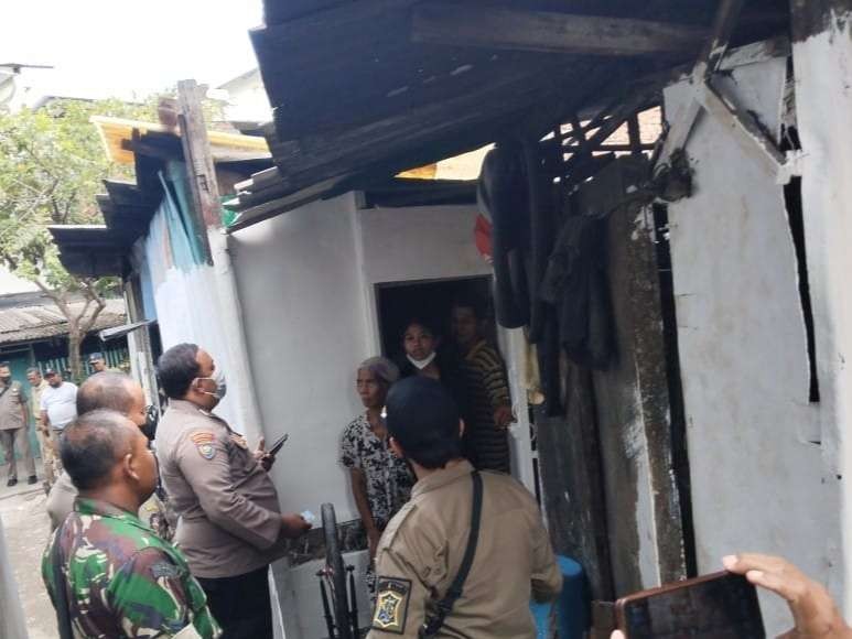 Outreach rumah keluarga Kusaeri yang selama 20 tahun lebih tak teraliri listrik. (Foto: Humas Pemkot Surabaya)