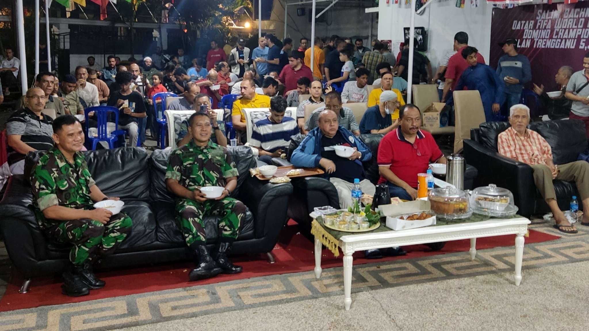 Suasana nobar di kediaman Salim Bachmid. (Foto: Fariz Yarbo/Ngopibareng.id)