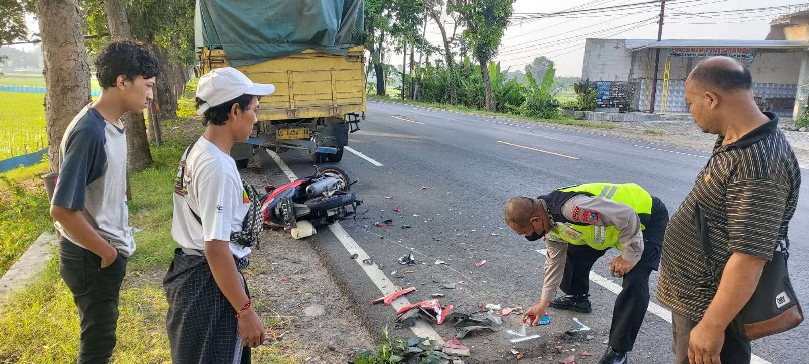 Petugas dari Satlantas Polres Tuban saat melakukan olah tempat kejadian perkara (Foto: Dok Polres Tuban)