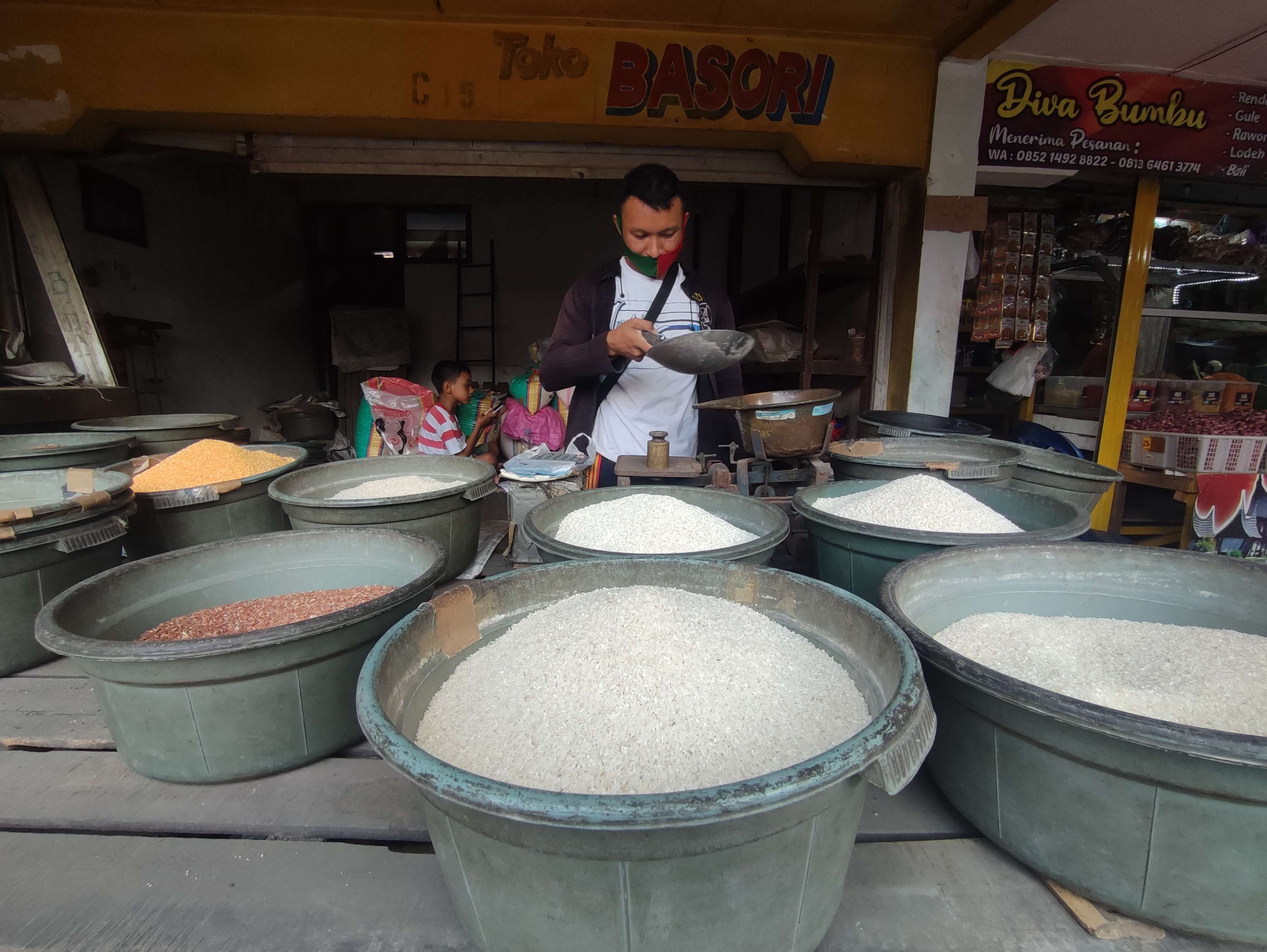 Pedagang sembako di Pasar Raya Mojosari.(Foto : Deni Lukmantara/Ngopibaren