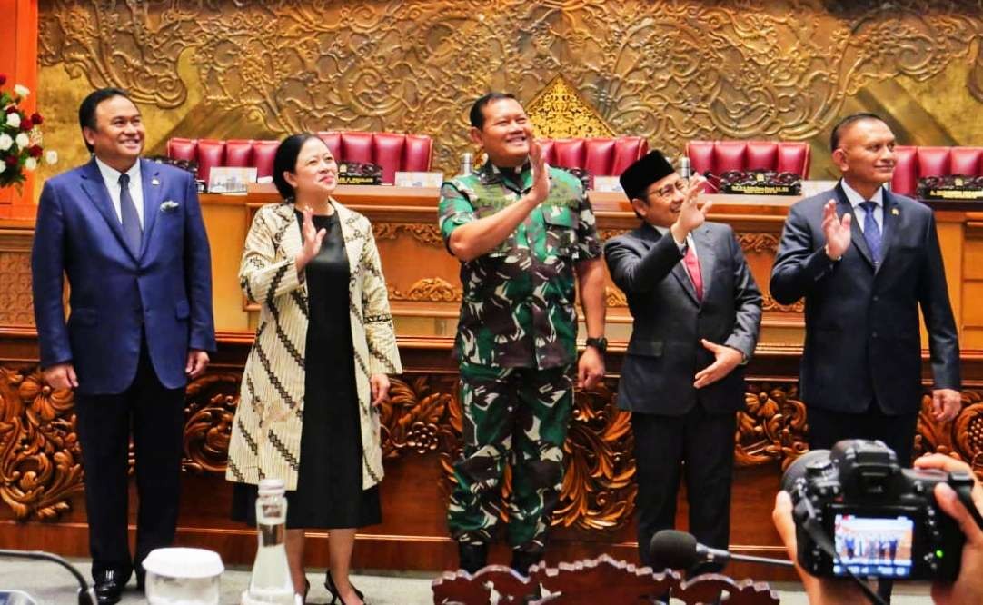 Ekspresi KSAL Laksamana Yudo Margono  bersama pimpinan DPR RI setelah disahkan menjadi Calon Panglima TNI ( Foto: MC DPRI )