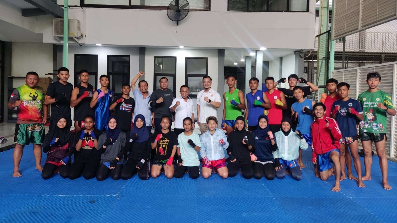 Ketua Muaythai Jatim, Baso Juherman bersama Anggota Binpres KONI Jatim Jeffrey Tagore bersama para Atlet Muaythai Jatim. (Foto: Fariz Yarbo/Ngopibareng.id)