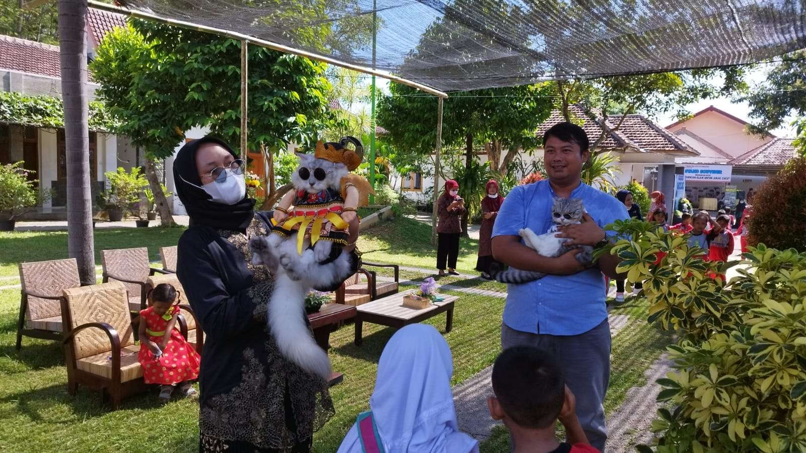 Beberapa kucing yang ikut fashion show digendong pemiliknya (foto: Muh Hujaini/Ngopibareng.id)