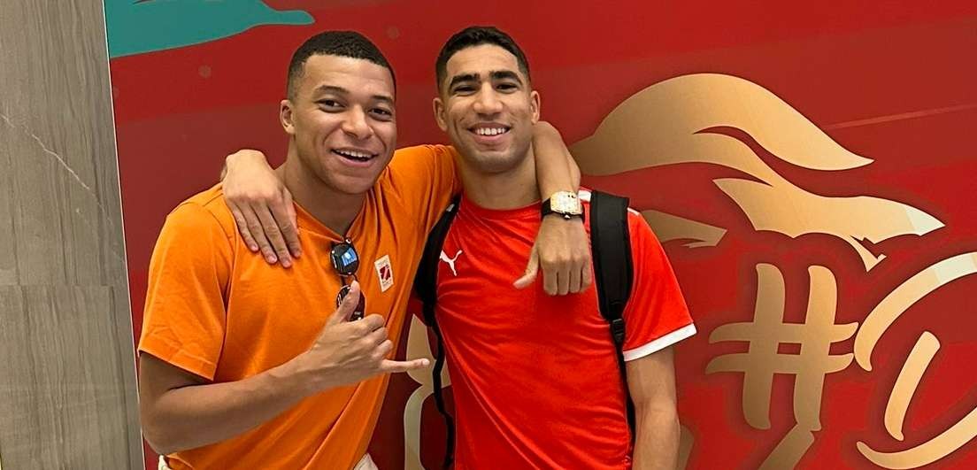 Kylian Mbappe dan Achraf Hakimi menyempatkan jalan-jalan bersama di Qatar saat keduanya bermain di Piala Dunia. (Foto: Twitter/@AchrafHakimi)