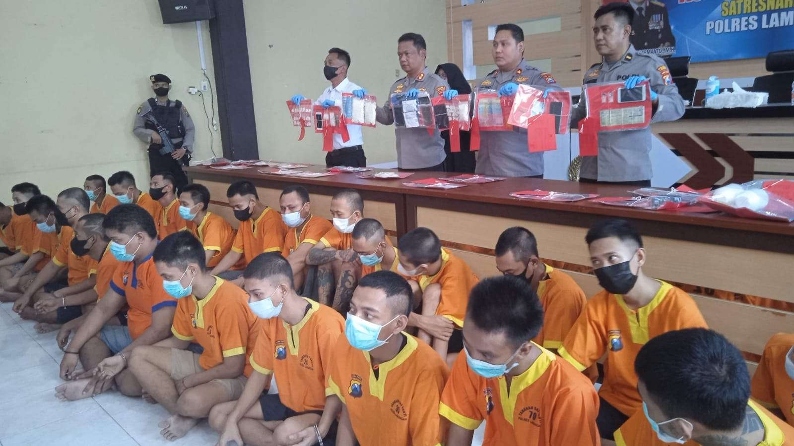 Sejumlah tersangka pengedar dan pemakai narkoba yang berhasil ditangkap Polres Lamongan (Foto: Imron Rosidi/Ngopibareng.id)