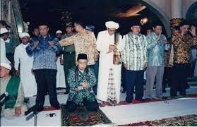 KH Abdurrahman Wahid alias Gus Dur saat sholat bersam Abah Guru Ijai alias KH Zaini Abdul Ghoni Martapura (almaghfurlahum). (Foto: Gusduruan)