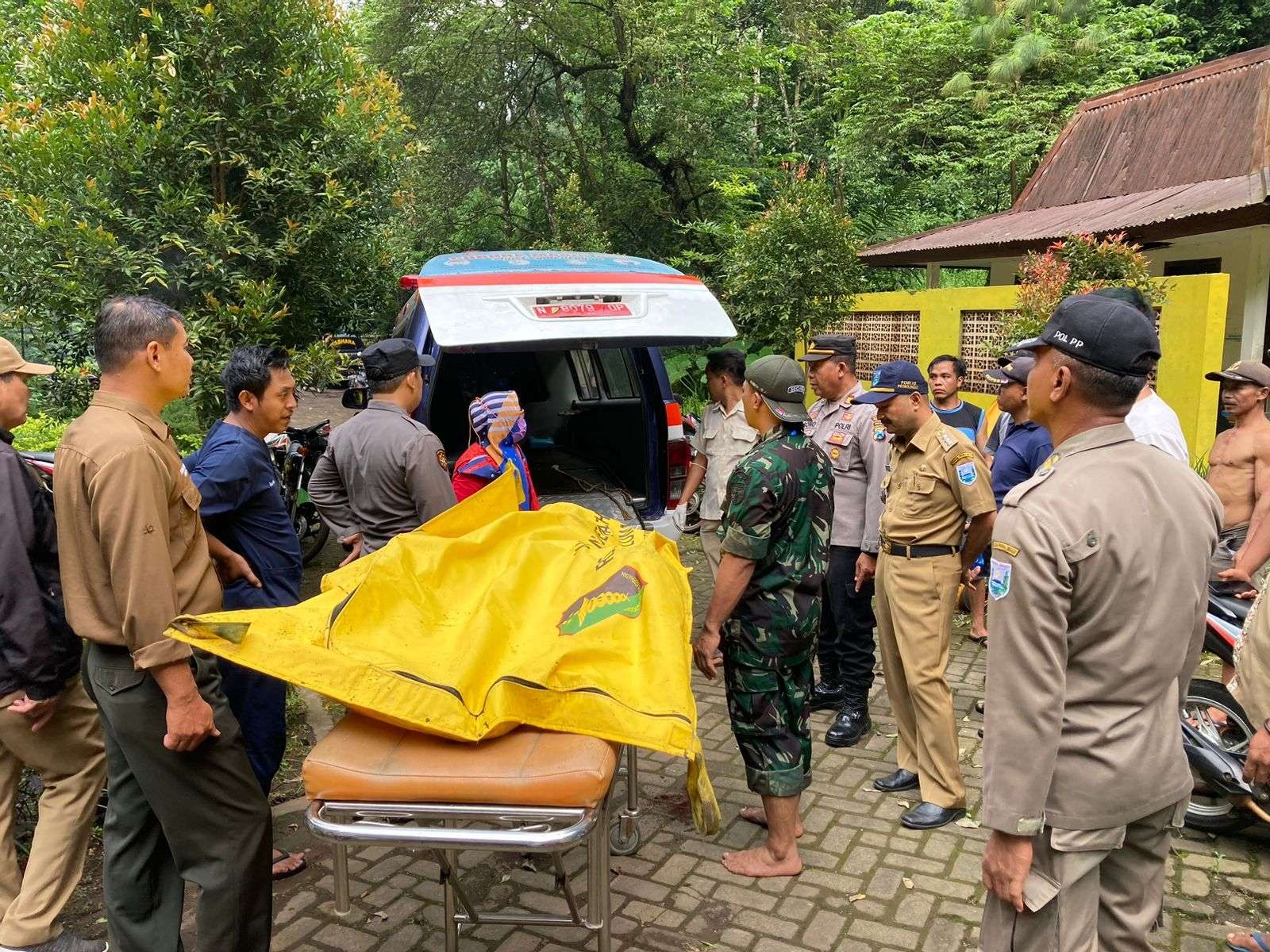 Petugas mengevakuasi jenazah Cahya Satvika, 28 tahun, wisatawan asal Surabaya di Air Terjun Madakaripura, Kabupaten Probolinggo. (Foto: Ikhsan Mahmudi/Ngopibareng.id)