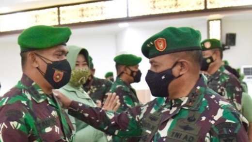 Kadispen Kodam VI Mulawarman Kol TNI Taufik. (kiri) bersama Pangdam VI Mulawarman Mayjen TNI Tri Budi Utomo. (Foto: Arsip Pendam Mulawarman)