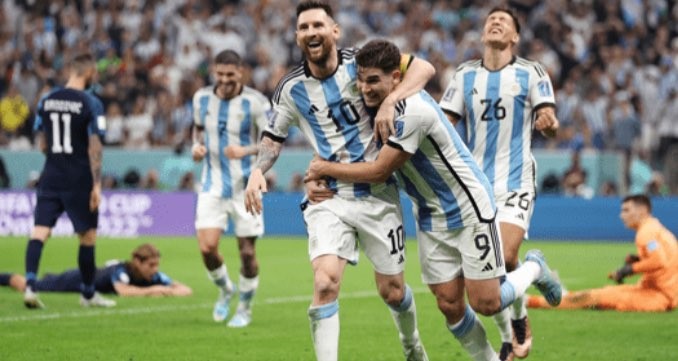 Lionel Messi dan Julian Alvarez pencetak dua gol untuk keunggulan Argentina atas Kroasia pada babak pertama (Foto: Fifa.com)