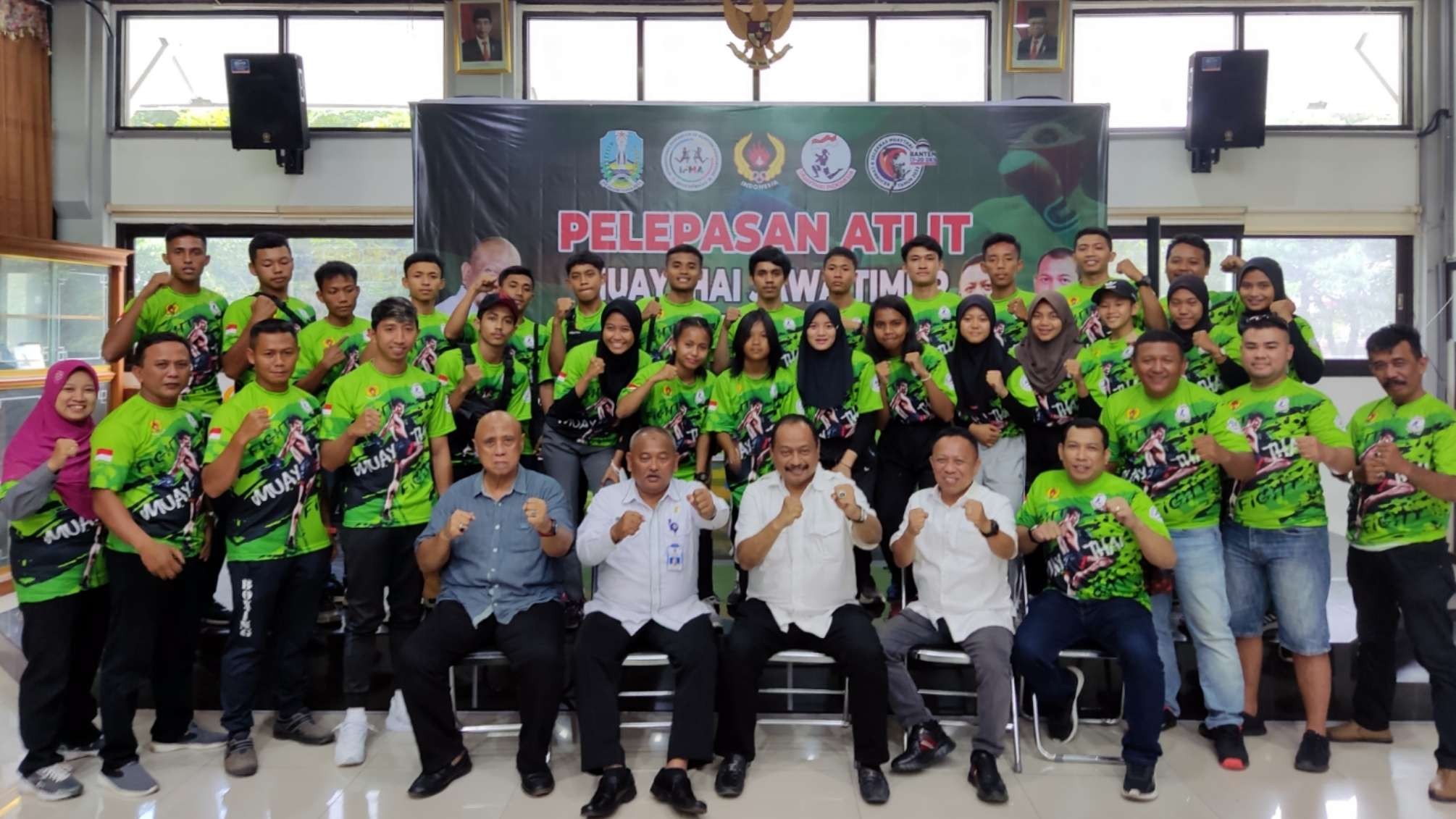 Ketua KONI Jatim, M Nabil bersama tim Muaythai Jatim di KONI Jatim, Surabaya, Rabu 14 Desember 2022. (Foto: Fariz Yarbo/Ngopibareng.id)