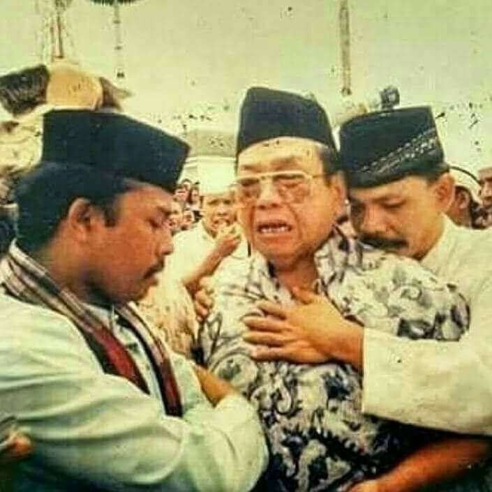 KH Abdurrahman Wahid alias Gus Dur, menangis ketika rakyat menjadi sasaran korban kekuasaan. (Foto: Gusdurian)