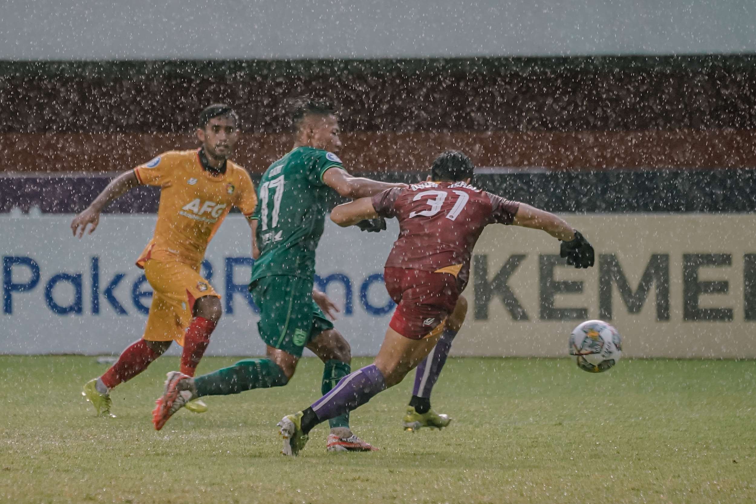 Momen pemain Persebaya Ahmad Nufiandani dilanggar kiper Persik Kediri. (Foto: Persebaya)