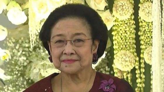 Ketua Umum PDIP, Megawati Soekarnoputri diduga menggunakan plug nasal filter di hidungnya. (Foto: YouTube)