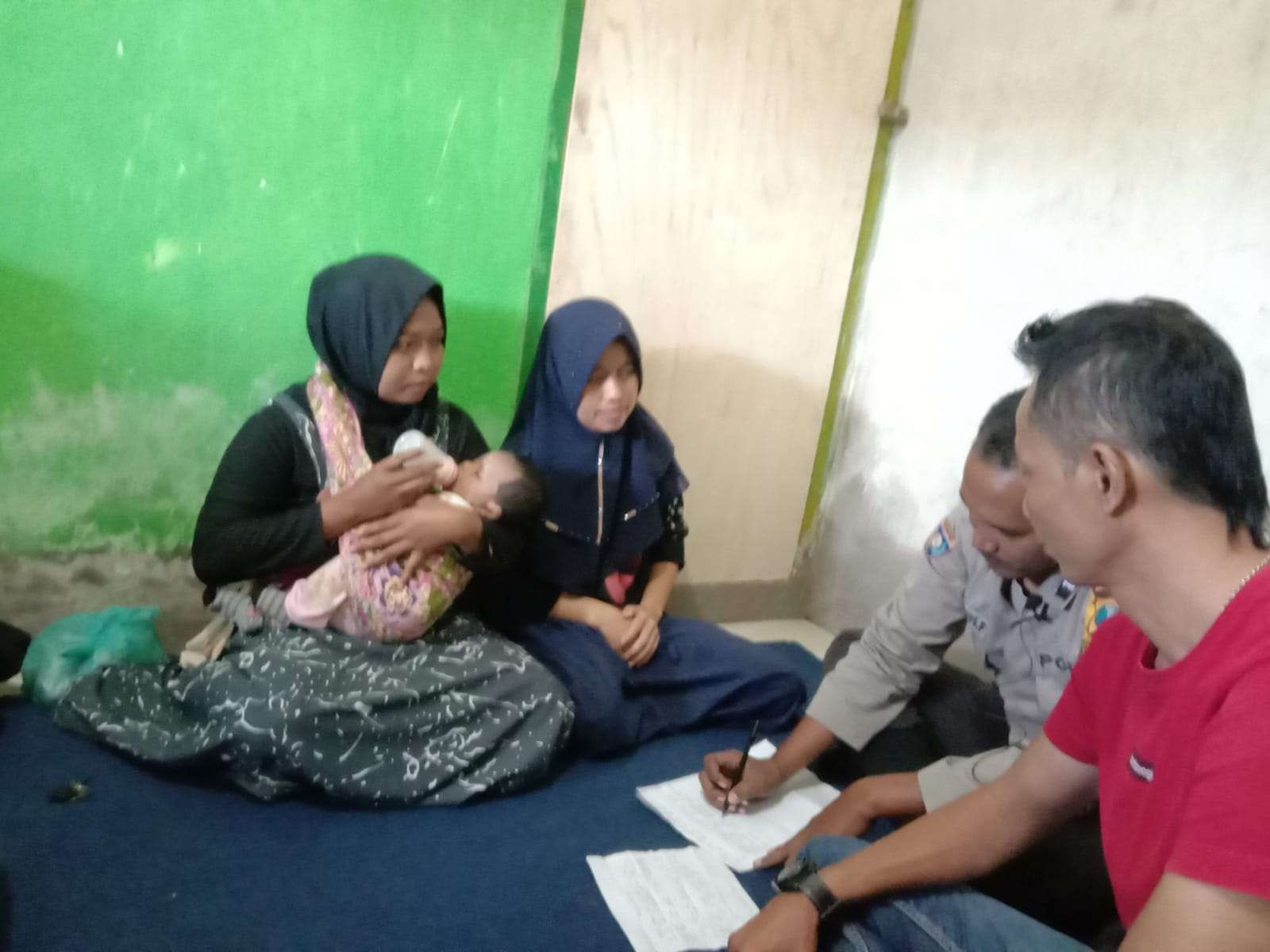 Anggota Polsek Bangsalsari saat mendatangi rumah penemu bayi, ternyata darah dagingnya sendiri. (Foto: Dokumentasi Polsek Bangsalsari)