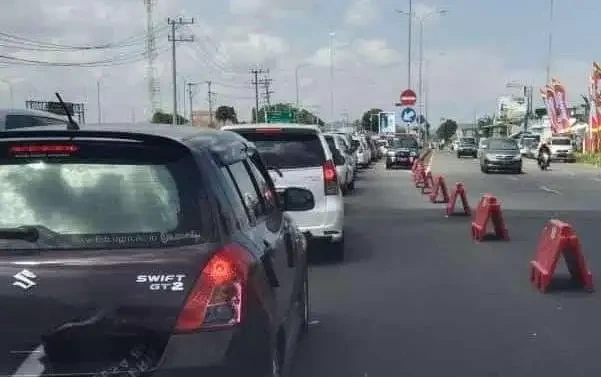 Kepadatan arus lalu lintas di Jalan Probolinggo-Lumajang bertemu dengan pintu keluar tol Probolinggo Timur. (Foto: Ikhsan Mahmud/Ngopibareng.id)