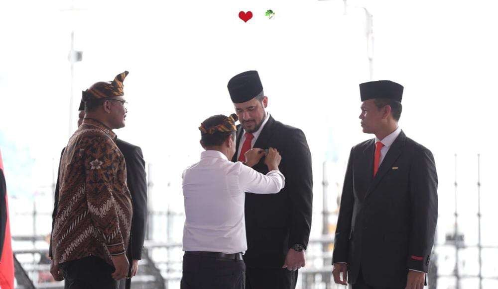 Menteri Investasi Indonesia sekaligus Kepala Badan Koordinasi Penanaman Modal (BKPM), Bahlil Lahadalia menyematkan tanda kehormatan Satyalancana Wira Karya kepada Walikota Probolinggo, Habib Hadi Zainal Abidin. (Foto: Kominfo)