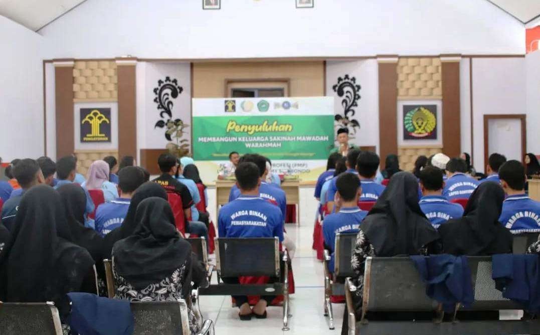 Puluhan warga binaan sedang mendapatkan materi pembinaan rumah tangga (foto:istimewa)