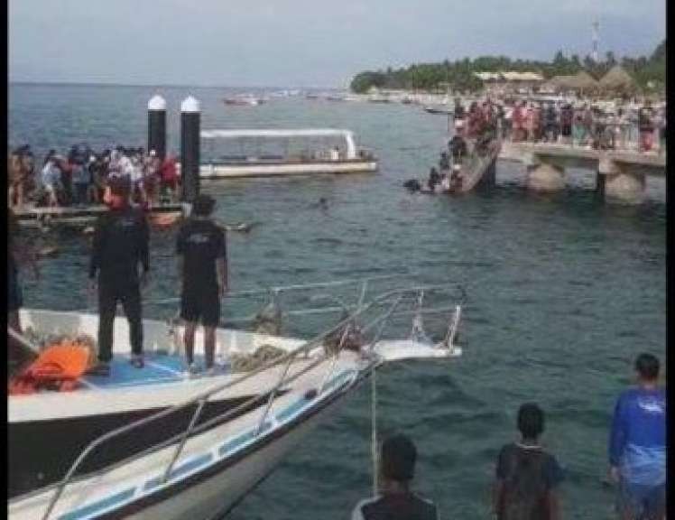 Jembatan penghubung antara Dermaga menuju Ponton di Pelabuhan Banjar Nyuh, Nusa Penida, Bali, ambruk, Kamis 15 Desember 2022 sore. (Foto: dok. BP)