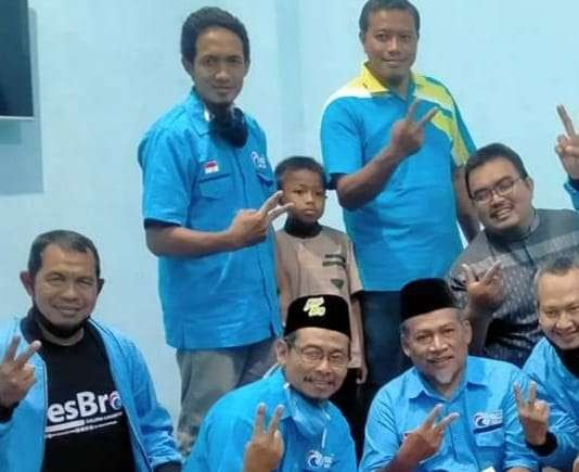 Adi Familu (berdiri paling kiri) saat kegiatan partai di media sosial tetera tahun 2020. (Sumber : Facebook Partai Gelora Lamongan)