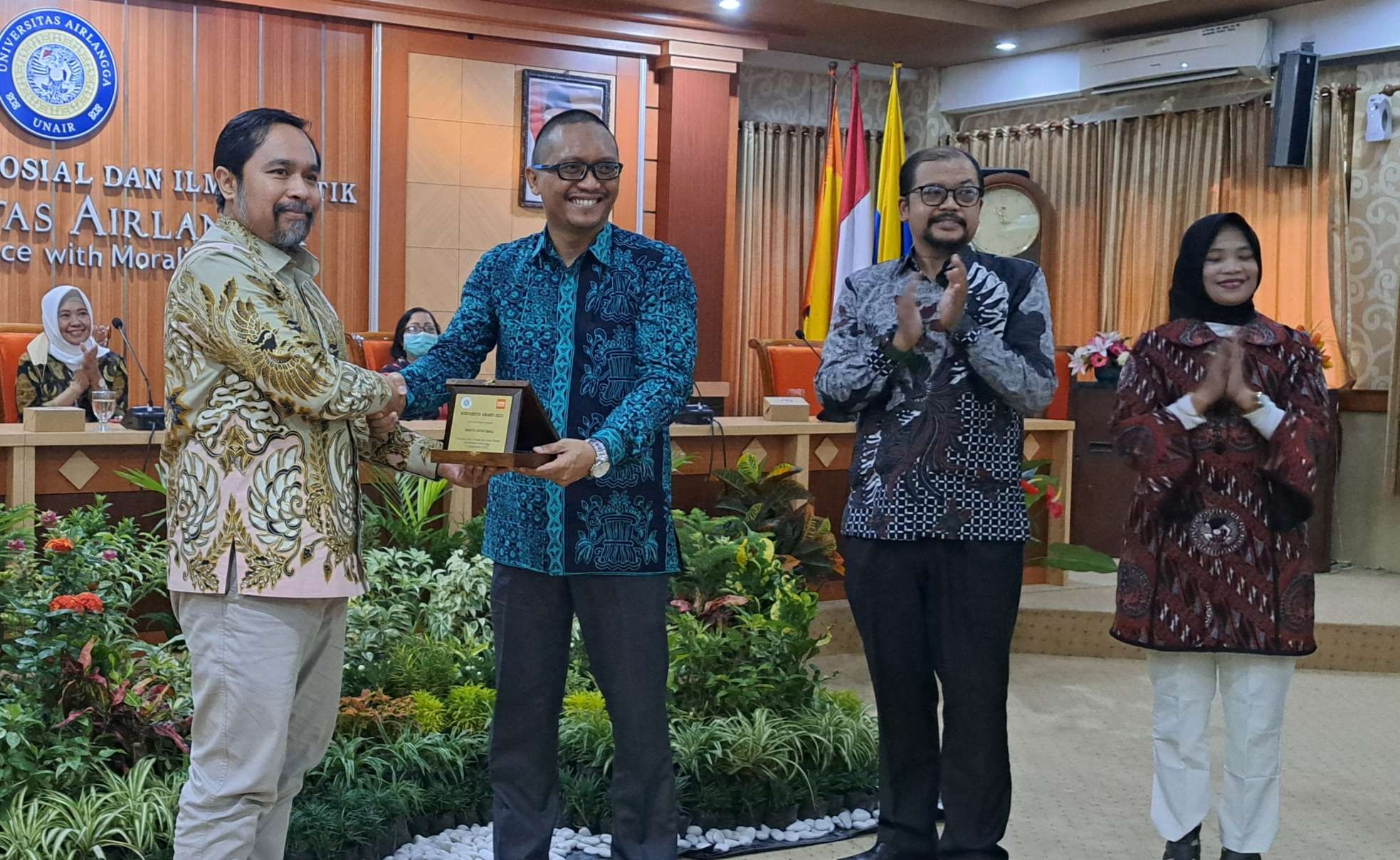 Ceo Tempo Digital sekaligus alumni Fisip Unair, Wahyu Dhyatmika saat menerima Soetandyo Award 2022. (Foto: Pita Sari/Ngopibareng.id)