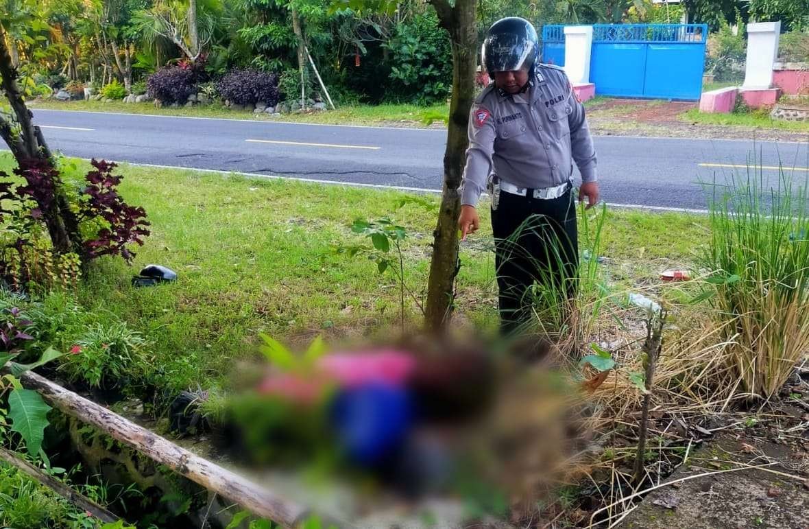 Petugas menunjukkan lokasi korban diduga tabrak lari tergeletak. (foto: Istimewa)