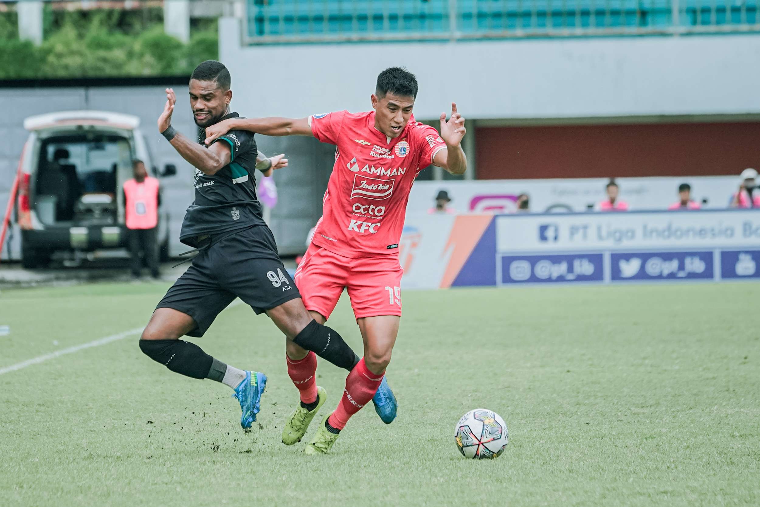 Pemain Persebaya, Silvio Junior (kiri) saat berhadapan dengan Pemain Persija Hanif Sjahbandi di Stadion Maguwoharjo, Sleman, Jumat 16 Desember 2022. (Foto: Persebaya)