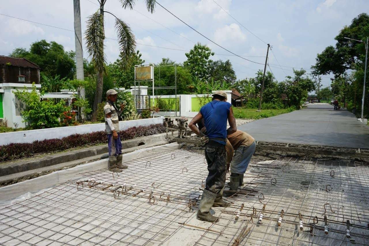 Kabupaten Bojonegoro bantu Kabupaten Blora bangun jalan. (Foto: Humas Pemkab Blora)