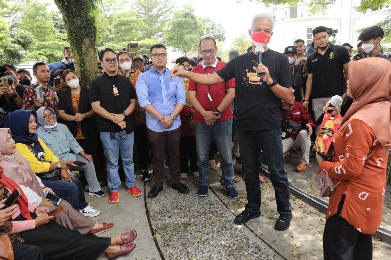 Gubernur Jawa Tengah Ganjar Pranowo mendengar cerita warga yang memanfaatkan Hetero Space hingga mencapai keuntungan bagi bisnisnya. (Foto: Pemprov Jateng)