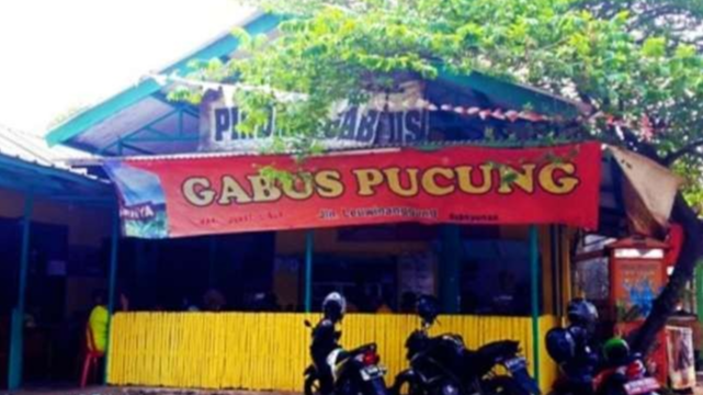 Salah satu warung gabus pucung yang masih tersisa, bentuknya sederhana tapi selalu dipenuhi pengunjung. (Foto: Asmanu Sudharso/Ngopibareng.id)