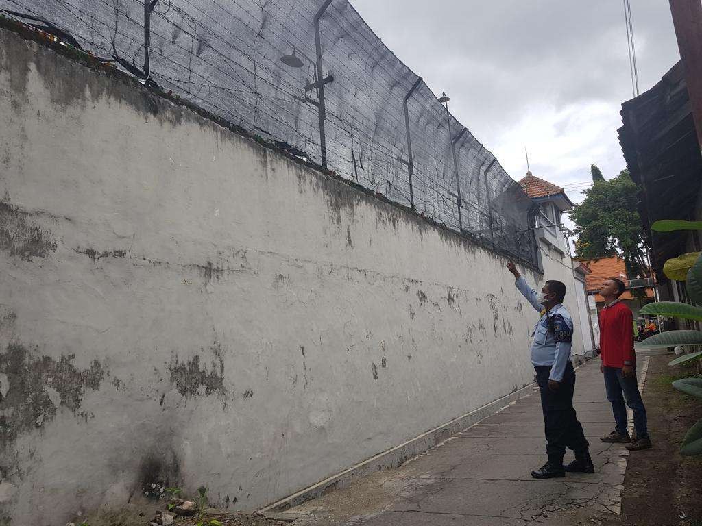 Petugas Lapas Kelas 2A Kediri menunjukkan lokasi di mana bungkusan berisi narkoba dilemparkan dari luar. (Foto: Lapas Kelas 2A Kediri)