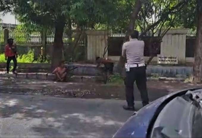 Untuk menghentikan Erik yang mengamuk dan membabi buta membacok Sipul, polisi menembak Erik. (Foto: Tangkapan layar video di medsos)