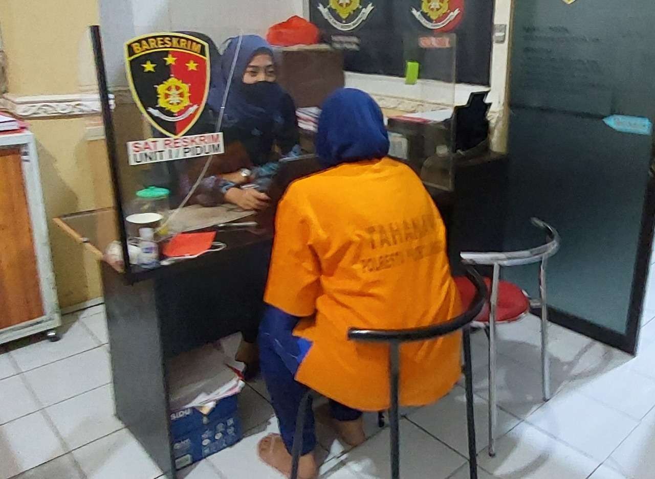 IW, 20 tahun, tersangka pembunuh dan pembuang jasad bayi di tempat sampah saat diperiksa di Mapolresta Probolinggo. (Foto: Ikhsan Mahmudi/Ngopibareng.id)