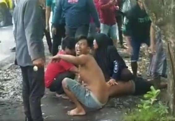 Sipul, 56 tahun, tergeletak dan dikerubuti warga usai dibacok parang oleh Erik Ferdianto. (Foto: Tangkapan layar video di medsos)