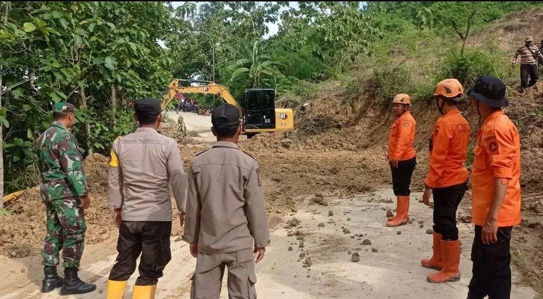 Pembersihan material longsor yang menimpa jalan antar desa di Bojonegoro. (Foto: BPBD Bojonegoro)