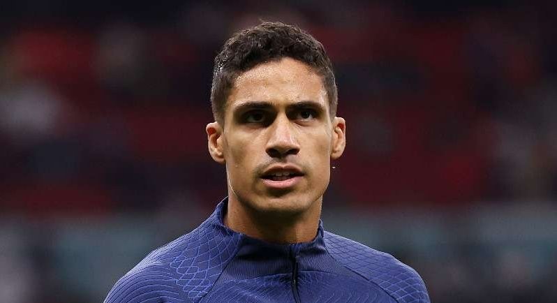 Jelang final melawan Argentina, bek Prancis Raphael Varane dikabarkan jatuh sakit. (Foto: Twitter/@FIFAWorldCup)