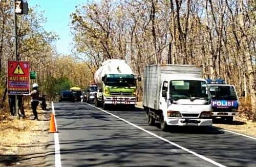 Jalur kawasan hutan Baluran Kecamatan Banyuputih di sebelah Timur Situbondo merupakan titik rawan macet dan kecelakaan yang menjadi perhatian Polres Situbondo selama libur Nataru 2023.(Foto: Humas Polres Situbondo)