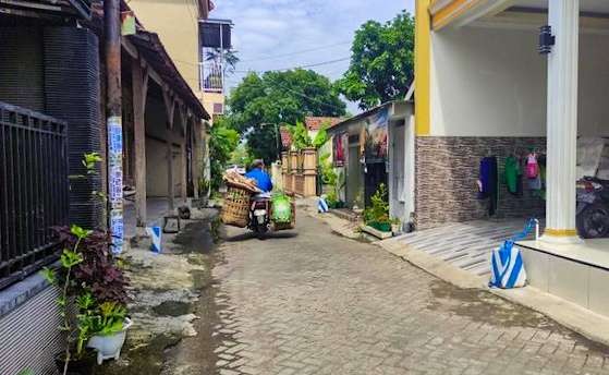 Gang samping rumah tempat mobil Pajero parkir, sebelum hilang. (Foto: Aini/Ngopibareng.id)