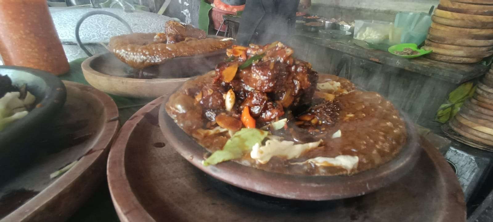 Satu porsi tengkleng sapi di Warung Mundu, Kota Malang. (Foto: Lalu Theo/Ngopibareng.id)