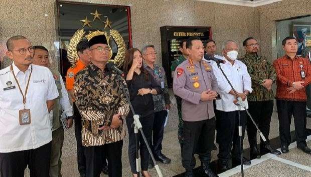 Kapolri Jenderal Listyo Sigit Prabowo bersama dengan sejumlah menteri menggelar jumpa pers dalam rangka persiapan Natal dan Tahun Baru serta Operasi Lilin 2022, di Mabes Polri, Jumat 16 Desember 2022. (Foto: dok Polri)