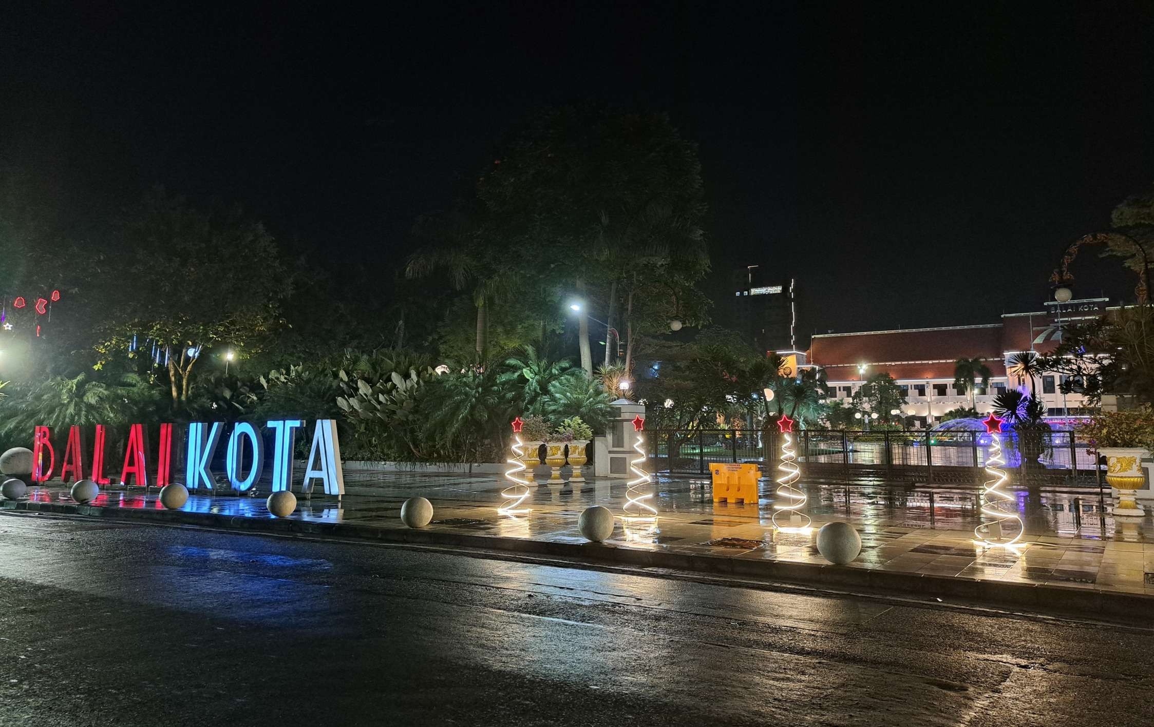 Ornamen Natal yang dipasang di Balai Kota Surabaya. (Foto: Pita Sari/Ngopibareng.id)