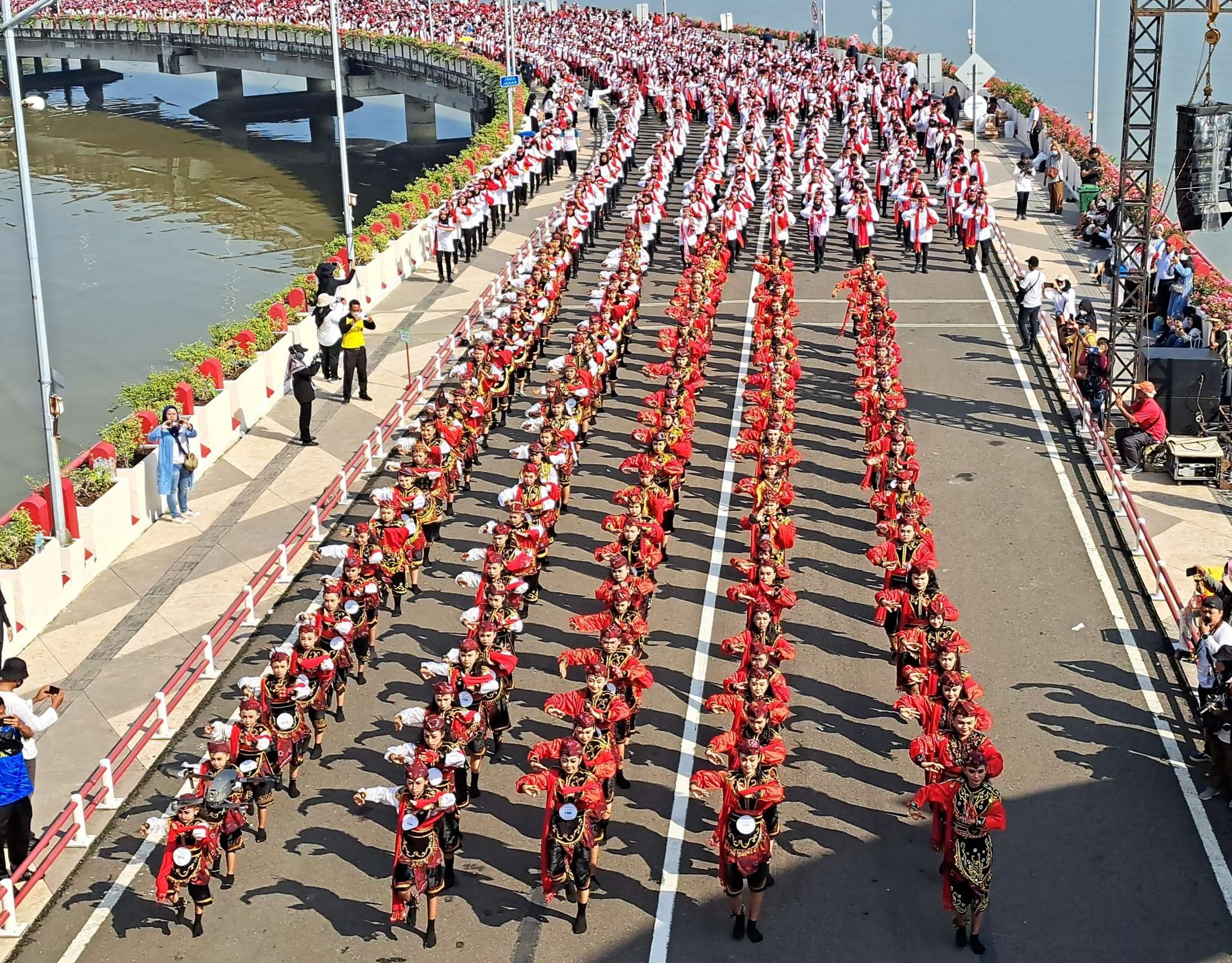 Tari remo massak di tempat unik dan bersejarah di Surabaya oleh para pelajar. (Foto: Pita Sari/Ngopibareng.id)