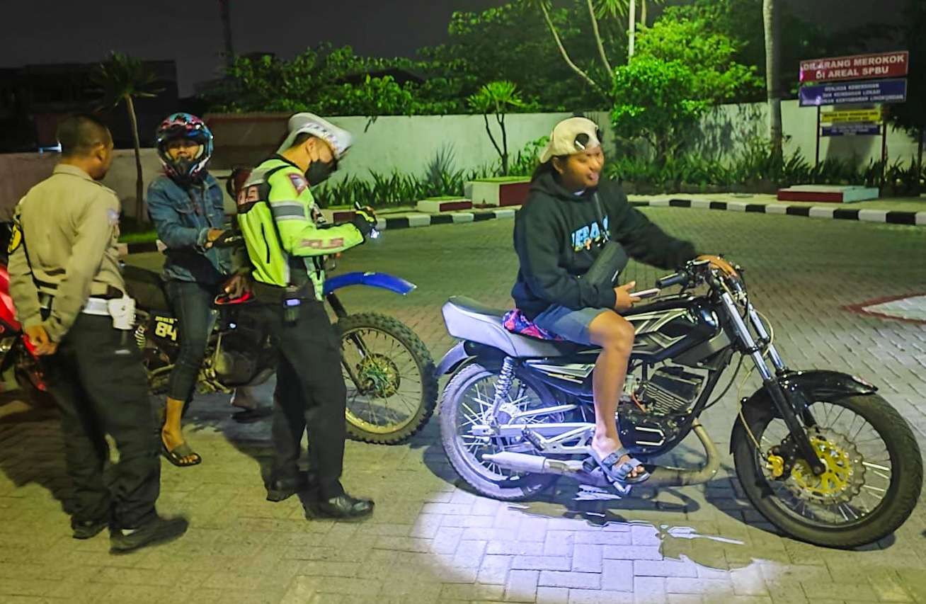 Polisi sidak knalpot brong di Sidoarjo, Jawa Timur. (Foto: Aini Arifin/Ngopibareng.id)