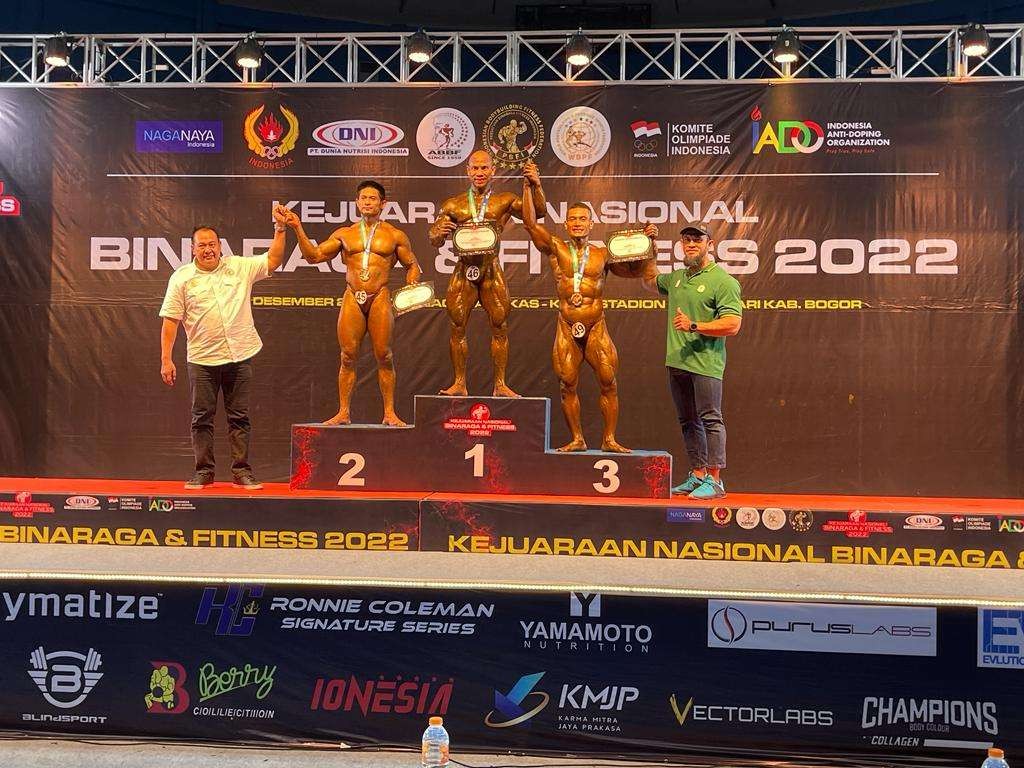 Atlet Binaraga Jatim, Misnadi (tengah) tampil sebagai juara di Kejurnas 2022. (Foto: PBFI Jatim)